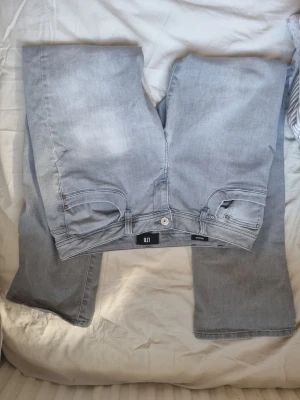 Ljusgrå jeans från LTB - Snygga ljusgrå jeans från LTB med klassisk femficksmodell. Jeansen har en enkel design med silverfärgade nitar och knapp, samt diskreta sömmar på bakfickorna. Perfekta.
