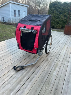 Cykelvagn för barn svart och röd - Säljer en cykelvagn i svart och rött med stora hjul och fönster i mesh på sidorna. Vagnen har dragstång för enkel montering på cykel och plats för en till två barn. Perfekt till en utflykt med familjen👌🏼. Just nu försöker jag sälja den för 549kr men bud erbjuds vid intresse. Oklart vilket märke de är!😂