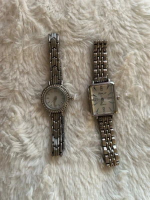 Två minimalistiska klockor  - Två oanvända söta klockor. Batteri ingår i klockan. De är 19cm långa. Skriv om du har några frågor💕