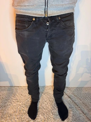 Dondup George Jeans - | Skick: 10/10 | Färg: Svart/ Mörkgrå | Modell: 172cm 58kg | Vad inkluderas: Enbart Jeansen | Nypeis: 3000kr |