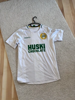 Hammarby matchtröja 2022/23 - Vit Hammarby matchtröja från säsongen 2022/23, den är signerad av Nahir Besara på magen och på axeln är den signerad av Rickard Magyar men den autografen syns knappt. Det är Trawally på ryggen. Pris går att diskutera vid snabb affär😊