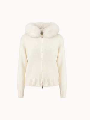 Vit pälsjacka med fluffig huva - Kolla in denna vita pälsjacka med superfluffig huva och dragkedja framtill. Jackan har ribbade muddar vid ärmslut och midja för en snygg passform. Pälsen runt huvan ger en lyxig vibe och jackan är perfekt för kalla vinterdagar.Sickad jacka/ kappa med fluff på då den inte används längre från alessa. Har blivit lite nopprig