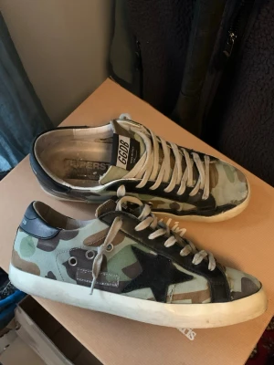 Camo Golden goose  - ENDAST TRADE sjukt rare golden goose som inte tillverkas längre i en sjukt snygg camo färg, Möts upp i Stockholm storlek 41 passar 42