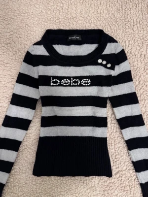 2000s bebe randig tröja  - snygg åtsittande bebe topp, rekommenderar för storlek xs eller 32/34 (storlekslappen är borta) skickar inte med bring! 