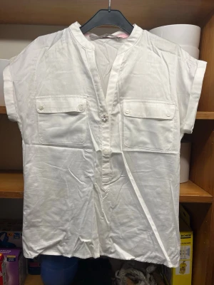 Vit kortärmad skjorta - Säljer en vit skjorta i bomull med korta armar som aldrig varit använd!