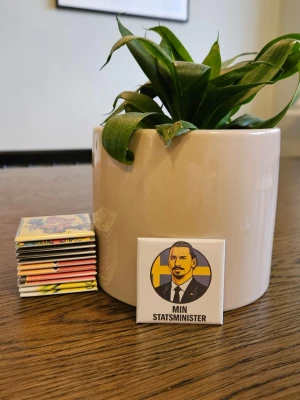 Kylskåpsmagnet Zlatan  - Dimensioner är 50x50mm. Alla magneter är designade och handgjorda av mig. Jag använder en blandning av nytt och begagnat material. Mitt mål är att skicka beställningar inom 24 timmar. Följ mig på Insta: magnet.man  /Magnet man