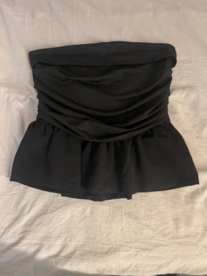 Svart topp - Super fin svart topp nyskick aldrig använd, storlek S från shein. Köp direkt för 59kr via köp nu💞😍