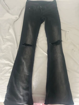 Svarta bootcut jeans med slitningar - Snygga jeans med hål. Säljer då dom inte kommer till användning💕