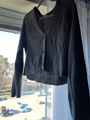 Grå stickad kofta HM - En grå stickad lite croppad kofta från HM i storleken L! Passar perfekt att göra lager med linnen och t-shirts, speciellt till varma sommarkvällar eller en gilmore girls höst!  Den är använd ett antal gånger men är i fortfarande bra kvalitet! Storleken passar från storlek S till L  Skriv gärna innan köp om du har några frågor🩷