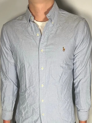 Ralph Lauren skjorta - Säljer en riktigt snygg och trendig Ralph Lauren skjorta i fint skick, storlek M, vid frågor är det bara att skriva //Gramenti
