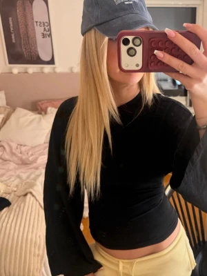 Svart långärmad topp med vida ärmar - Fin trendig svart topp från Nelly 