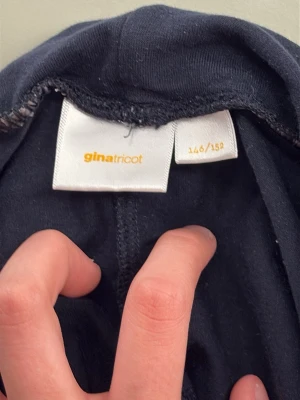 Marin blåa shorts från Gina Tricot - Säljer ett par marin blåa shorts från Gina Tricot med bred, vikt linning. De är enkla och stilrena, perfekta för sommaren. Materialet känns mjukt och stretchigt, vilket gör dem bekväma att bära hela dagen.