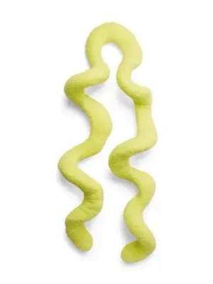 Balenciaga - Unik och trendig halsduk från Balenciaga i en stark gul färg. Halsduken har en vågig, nästan ormliknande form och är gjord i ett mjukt, fluffigt material som ger en cool statement-look. Perfekt för dig som vill sticka ut och addera färg till din outfit.