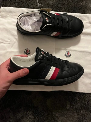 Moncler skor - Moncler skor i storlek 41 nästan i ny skick använda två gånger, dutbags medföljer vid köp. Nypris 5000kr mitt pris endast 1400kr! Hör av er vid frågor. Mvh Trend closet🙌😊