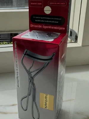 Shiseido Ögonfransböjare - Säljer denna helt oöppnade Shiseido ögonfransböjaren som jag köpte från Japan! Kommer även med 1 Shiseido Refill! På första bilden ser ni översättning från japanska till svenska. Väldigt populär i Japan, slutsåld på flera ställen. Pris kan diskuteras! Säljer flera då jag köpte en massa!