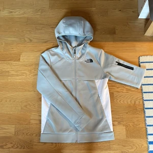 The North face zip/hoddie - Skick 10/10, använd sparsamt, köpt på JD sports. Kontakta mig vid minsta fundering  