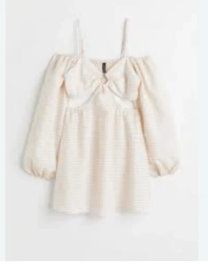 Beige och vit klänning från hm - Supersöt klänning från hm i beige och vitt rutigt mönster. Klänningen har puffiga långärmar, smala axelband och en snygg ringdetalj framtill. Tillverkad i bomull, perfekt för sommarens alla tillfällen.