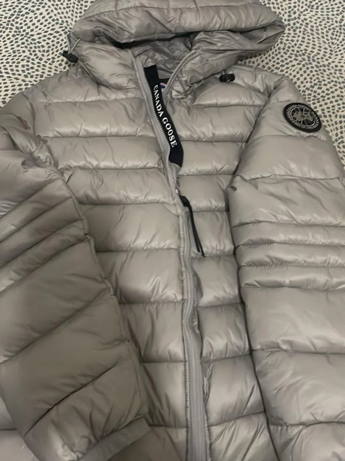 Ljusgrå pufferjacka från Canada Goose