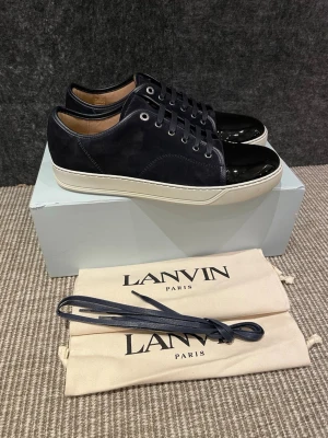 Lanvin skor (nya) - Hej! Säljer nu dessa svin snygga lanvin skor. Skorna är i nytt skick! Lite smuts bara. Begränsat antal boxar och dustbags. Hör av dig vid frågor.