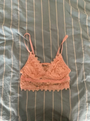 Två toppar - Dessa två toppar beställde jag tillsammans med andra kläder från plick. Jag säljer då dessa två eftersom jag använder inte kläder från shein men jag hoppas nån annan gillar de❤️