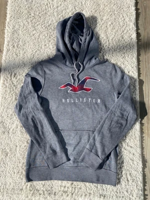 Hollister hoodie - Hollister hoodie M • Mycket bra • Hollister  Säljer en Hollister hoodie i fint skick Skick: 9/10  Inkluderat: Endast hoodie Pris: 499 kr ej hugget i sten Storlek: M  Snabb affär = priset kan sänkas vid seriöst bud