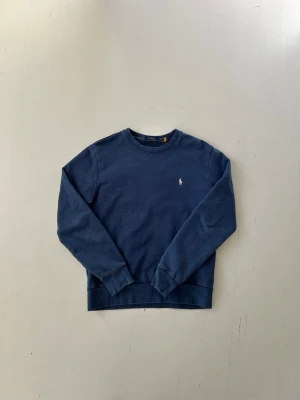 Ralph Lauren Tröja - Hej, jag säljer min Ralph Lauren tröja. Den är inte använd mycket och har då inga fläckar, hål m.m. Den är i storlek S men passa som M. På bilden är jag 182 och väger 75. Om det finns fler frågor så skicka till mig. 