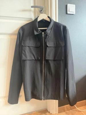 Overshirt - Säljer denna helt nya boohooman overshirten för att den är tyvärr för stor för mig, är öppen för att gå ner i pris vid snabb affär. Perfekt om du vill ha en tidslös overshirt nu till varmare dagarna 