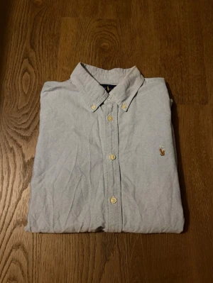 Ralph Lauren - Säljer denna lyxiga Oxford skjorta från Ralph Lauren! Skjortan är långärmad och storlek 18 motsvarar M/S! Den har inga tecken på användning då den var för liten för mig!🙌 Pris kan diskuteras!