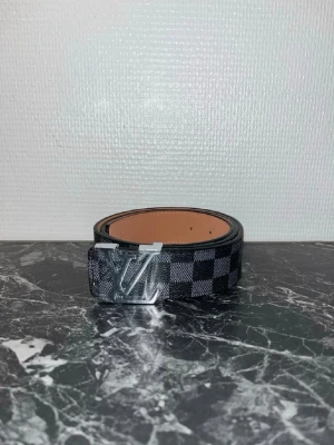 Bälte  - Väldigt fin grå och svart bälte 😍skulle rekommendera för de som gillar still💰🤩