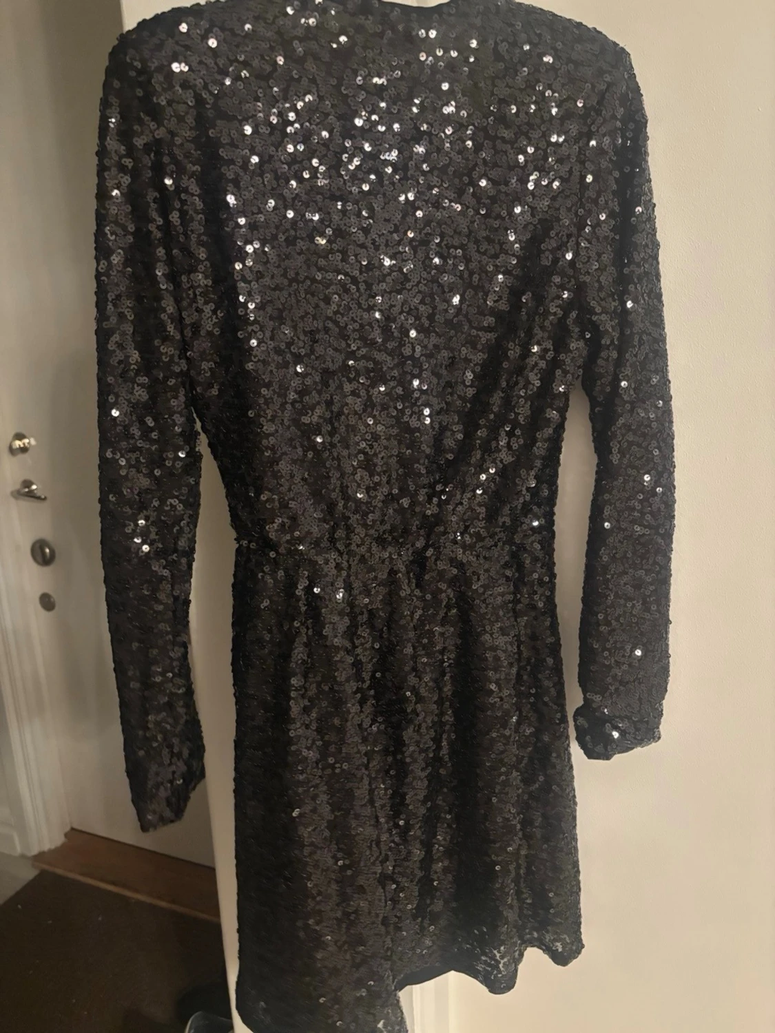 Svart paljettklänning från H&M - 1