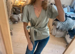 Grön satin knyt blus - SÅ snygg