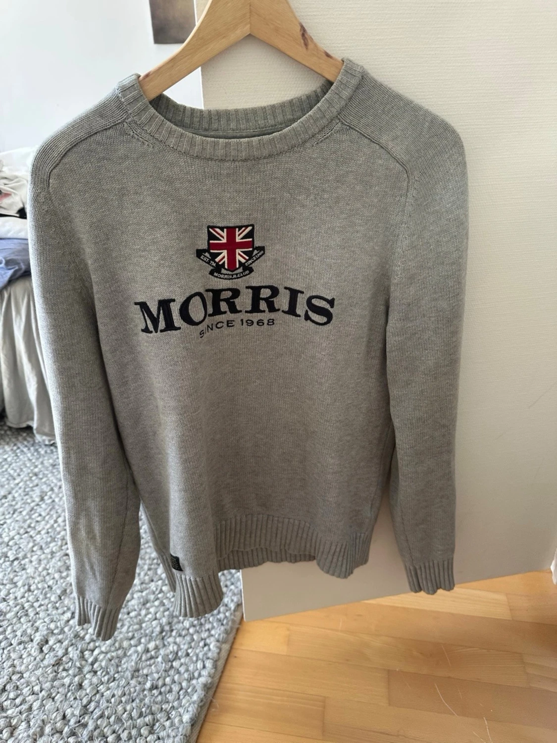 Grå tröja från Morris med logga