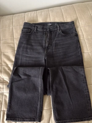 Svarta raka jeans från COS - Säljer ett par svarta raka jeans från COS med klassisk femficksmodell och hög midja. 