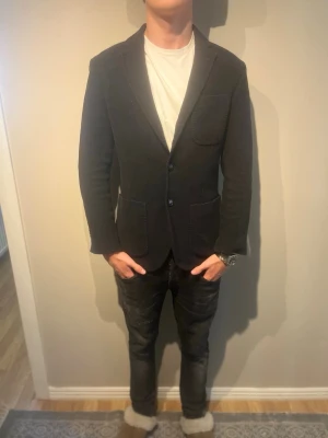 Stickad kavaj ifrån Massimo Dutti - Stickad kavaj ifrån Massimo dutti. Storlek S/46. Modellen är 178cm och väger 65kg. Nypris:-3799kr. Skriv för mer information ✨✨