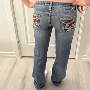 Lågmidjade ed Hardy jeans  - Säljer ett par snygga lågmidjade ed Hardy jeans i storlek xs. Älskar verkligen dessa men tyvärr är de lite små för mig. De är väldigt annorlunda för har inte sett några liknande till salu eller någon som haft på sig. ❤️Skriv om du har några fler frågor🥰