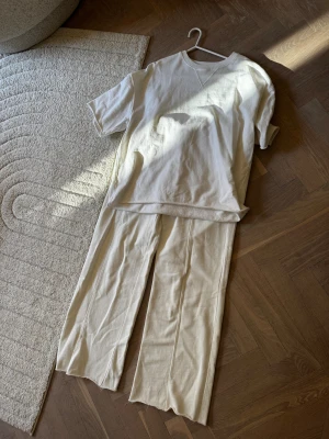Vit loungewear set i bomull - Inget fel på plaggen 