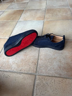 Mörkblå sneakers från Louboutin 42 - Sjukt sköna skor inför sommaren. Jag har endast använt dessa 2-3 gånger och skorna ser ut som sprillans nya. Seriösa bud tas gärna.