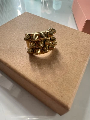 Edblad peak ring - Den populära edblad peak ringen, köpt på edblads hemsida för 450kr för ett år sen. Men tyvärr passa den inte mig och har bara legat i mitt smyckesskrin. I storlek S, den är 16.8mm. Buda gärna 