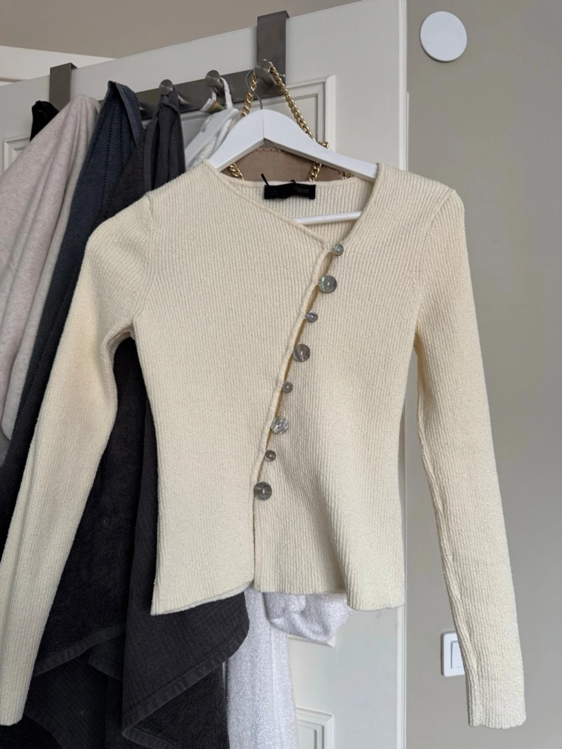 Krämvit stickad cardigan med sned knäppning - 1