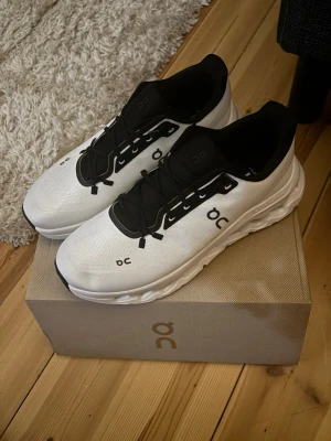  On clous lit  sneakers med svart detalj - Snygga vita sneakers från on cloud. Modellen heter cloudlit. Skorna är sprillans nya och helt oanvända. 