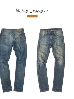 Blå jeans från Nudie Jeans Co - Säljer ett par klassiska blå jeans från Nudie Jeans Co med snygg slitning och raka ben. Jeansen har fem fickor, är gjorda i denim av bomull. Hör av dig vid fundering