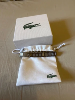 Silverfärgat armband från Lacoste - Helt nytt med box och dust bag 