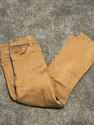 Sprillans nya Beiga jeans från J.Lindeberg - Sprillans nya Snygga beiga jeans från J.Lindeberg med klassisk femficksdesign och diskret logga på myntfickan. Byxorna har raka ben och är tillverkade i ett denim tyg med lite stretch för extra komfort. Perfekta för en clean och stilren look. Dessa jeans har ett nypris på ca 1500 kr och de passar alla åldrar som är emellan 170 cm lång till 185 cm lång vid minsta fundering eller fråga Meddela gärna mig. Med vänliga hälsningar Eric