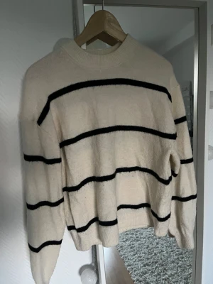 Stickad tröja - Säljer då den inte används längre, jätte skönt material!!💕