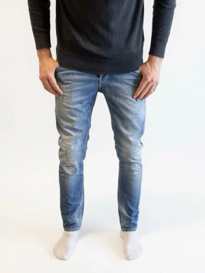 Dondup jeans - Dondup jeans !!Trendigaste jeansen på marknaden Nypris=4000  Säljs för=799(Modellen har orginal slitningar från fabrik vilket gör jeansen mer populär och eftertraktad)