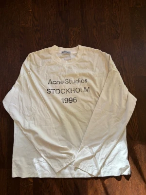 Acne Studios longsleeve - En vit acne studios longsleeve. Använd ett fåtal gånger. Skick 9/10. Priset är ej hugget i sten. Fraktas inom en dag! 