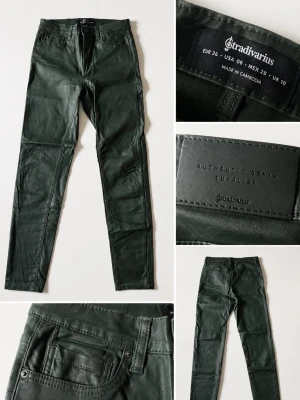 Mörkgröna coated jeans Stradivarius - Snygga mörkgröna coated jeans från Stradivarius i storlek 36. Modellen är skinny fit med hög midja och klassiska fem fickor. Materialet har en lätt glansig finish som ger en cool look. Perfekta att styla med sneakers eller boots.