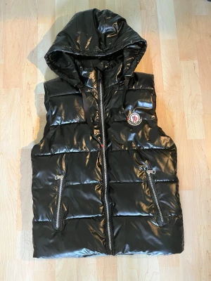 Moncler puffer väst - Säljer min moncler väst då den nästan aldrig användes användes ungefär 5 gånger eller mindre. luvan kan man ta bort då det sitter dragkedja där priset är inte hugget i sten så skicka offer eller skriv om du vill ha mer bilder eller har frågor