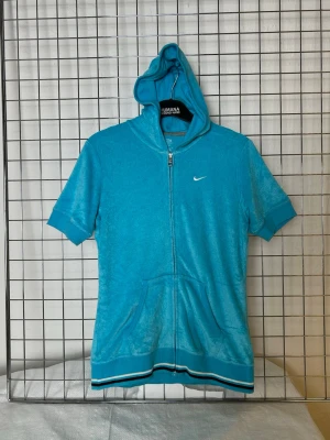 Hoodie - Nike vintage frotté - Denna vara kommer att auktioneras ut på på Humana x Plick Live den 25 juni klockan 19:30