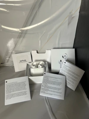  AirPods 4 med ANC - Säljer ett par vita Apple airpods 4 med ANC säljer för ganska billigt om ni vill ha bevis är det bara att skriva till mig jag svarar snabbt och går inte under 400kr